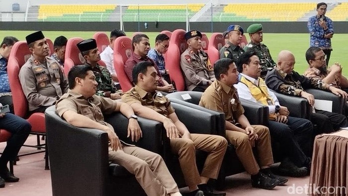 Wali Kota Parepare Tasming Hamid (3 dari kanan) saat menghadiri peresmian Stadion BJ Habibie secara virtual.