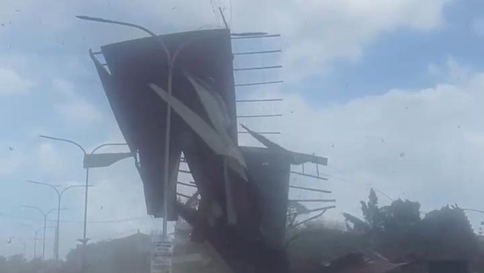 Tiang reklame di Batam rusak akibat angin puting beliung (Foto: Istimewa)