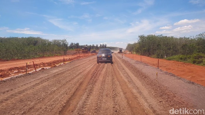Tol fungsional Musi Landas-Pulau Rimau yang masih berupa tanah.