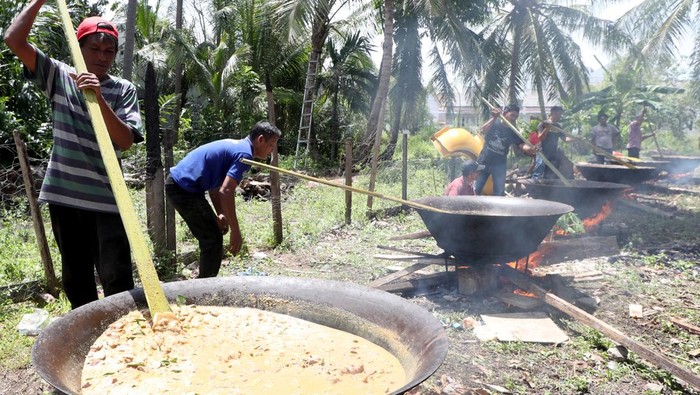 Tradisi Kuah Beulangong Peringati Nuzulul Quran Warga antre mengambil menu kuliner tradisional kuah beulangong daging sapi pada perayaan kenduri Nuzulul Quran di Desa Doy Ulee Kareng, Banda Aceh, Aceh, Senin (17/3/2025). Menu kuliner tradisional khas Aceh kuah beulangong yang dimasak secara gotong royong untuk sajian berbuka puasa pada peringatan Nuzulul Quran 1446 Hijriah itu telah menjadi tradisi dan dibagikan kepada warga desa terutama keluarga fakir, miskin, dan anak yatim. ANTARA FOTO/Irwansyah Putra/rwa.