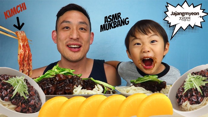 Tren Video Mukbang Anak-anak, Bikin Ahli Gizi Khawatir!