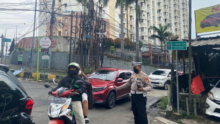 Truk kontainer mogok di Jalan Radar Auri, Depok berhasil dievakuasi setelah 1,5 jam.