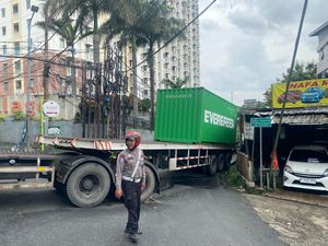 Truk Kontainer Mogok di Jalan Sempit Berujung Horor Macet di Depok
