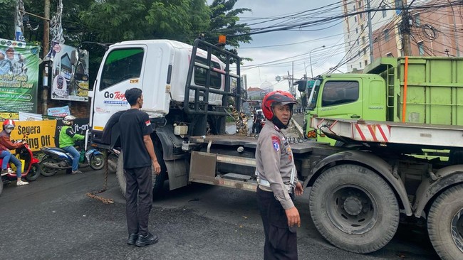 Truk Kontainer Mogok di Jalan Sempit Berujung Horor Macet di Depok