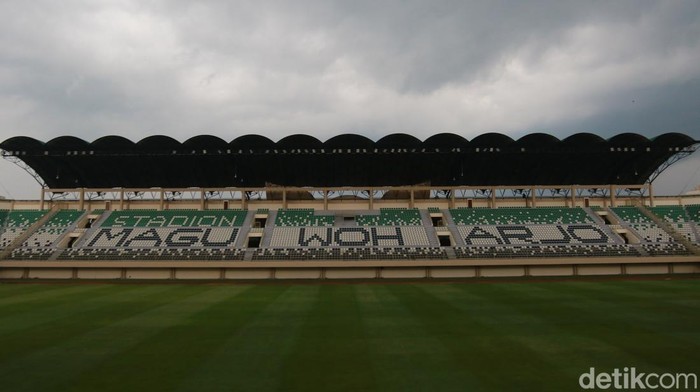 Tulisan di tribun timur Stadion Maguwoharjo yang disorot Sultan HB X, Senin (17/3/2025).