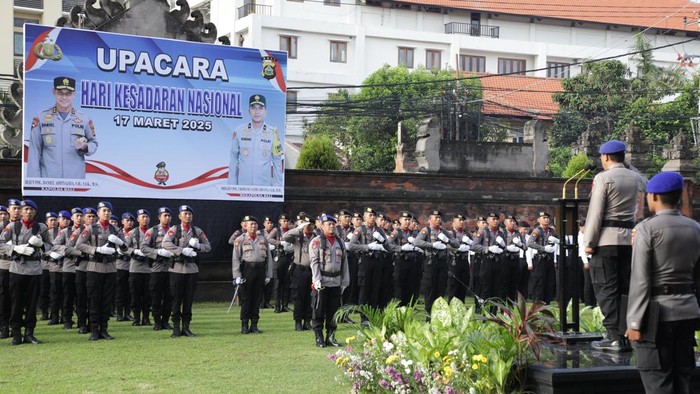 Upacara Hari Kesadaran Nasional yang dipimpin oleh Dir Polairud Polda Bali Kombes Nurodin di halaman Mapolda Bali, Senin (17/3/2025).