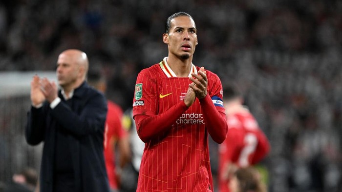 LONDON, ENGLAND - MARCH 16:  (THE SUN OUT, THE SUN ON SUNDAY OUT)  Virgil van Dijk of Liverpool acknowledges the fans after the Carabao Cup Final between Liverpool and Newcastle United at Wembley Stadium on March 16, 2025 in London, England. (Photo by Liverpool FC/Liverpool FC via Getty Images)