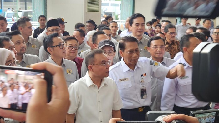Waka DPR Dasco bersama Komisi VI DPR sidak Stasiun Senen