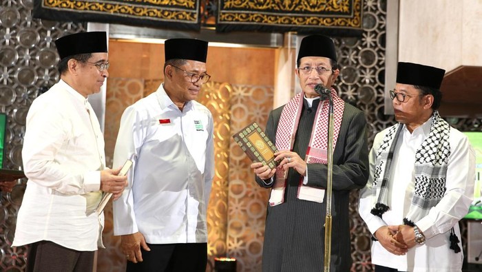 Imam Besar Masjid Istiqlal Prof KH Nasaruddin Umar menerima secara simbolis wakaf 5.000 mushaf di Masjid Istiqlal, Jakarta Pusat, Minggu (16/3/2025)