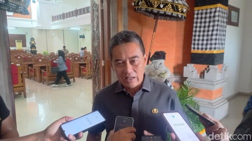 Wakil Bupati Buleleng Gede Supriatna di Gedung DPRD Buleleng, Senin (17/3/2025). (Made Wijaya Kusuma)