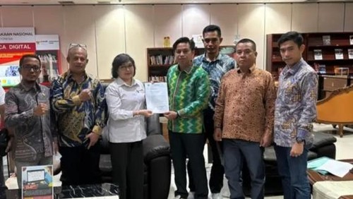 Wakil Ketua bersama Anggota Komisi I DPRD Kabupaten Bima, NTB, menyerahkan aspirasi CASN dan CPPPK terkait pembatalan kelulusan ke Kemenpan-RB, Senin, (17/3/2025). (Dok. Istimewa)