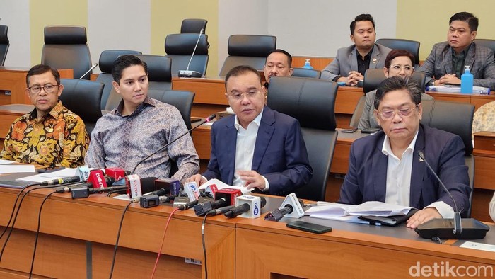 Wakil Ketua DPR RI Sufmi Dasco Ahmad bersama Komisi I DPR menggelar konferensi pers tentang revisi UU TNI, Senin (17/3/2025). (Adrial Akbar/detikcom).