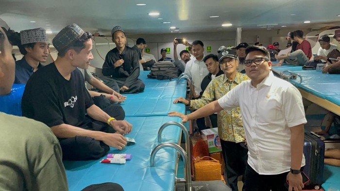 Wakil ketua MPR RI A.M. Akbar Supratman saat bertemu penumpang kapal di Dharma Kencana di Pelabuhan Tanjung Perak Surabaya
