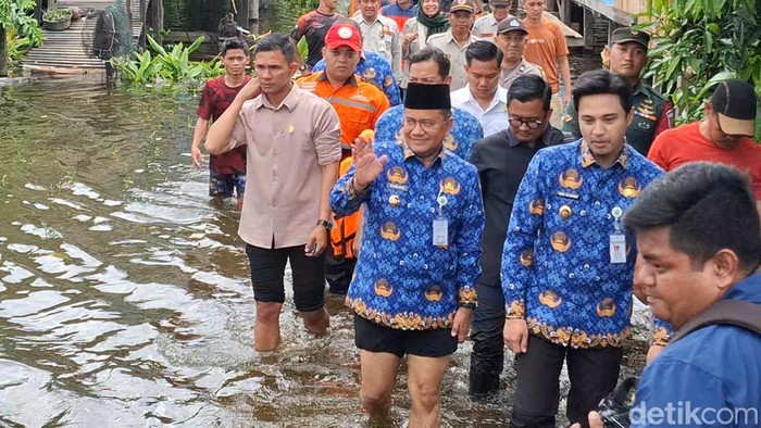 Wali Kota Jambi Maulana saat meninjau lokasi banjir.