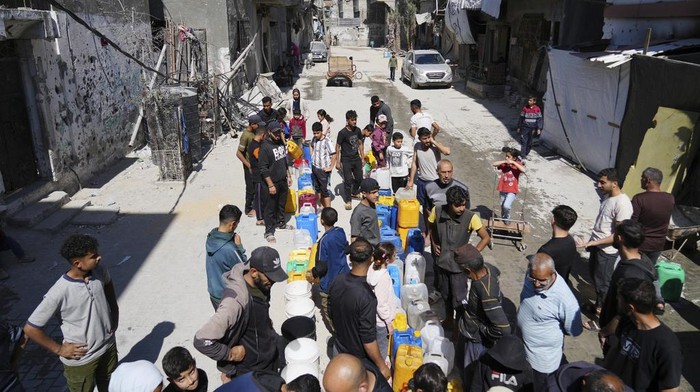 Warga Gaza Masih Krisis Air Bersih Palestinians fill cans with water in Jabaliya, northern Gaza Strip, Sunday, March 16, 2025. (AP Photo/Abdel Kareem Hana)