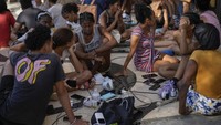 Warga mengisi daya perangkat elektronik mereka di jalan selama pemadaman listrik umum di Havana, Sabtu (15/3/2025).
