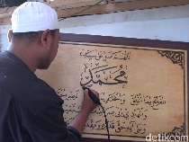 Warga Lumajang Raup Cuan Jutaan Rupiah dari Kaligrafi Lukis Bakar
