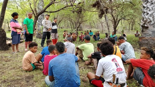 Warga mencari Lefinus Laisnesi (12),  remaja yang hilang diterkam buaya saat memancing di Danau Nimabau, Desa Tuafanu, Kecamatan Kualin, TTS, NTT. (Dok. Polsek Kualin)