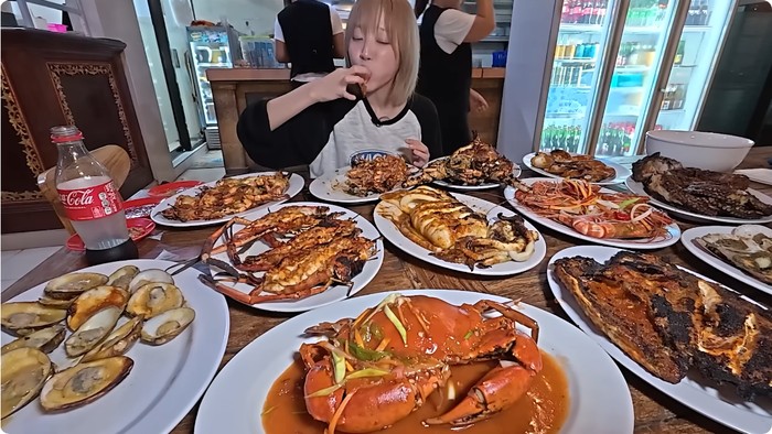 YouTuber Tzuyang mukbang seafood 15 kg di Bali