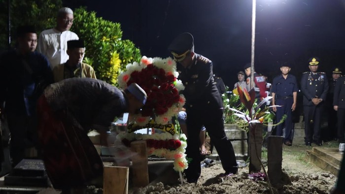 AKP (Anumerta) Lusiyanto, dan Aipda (Anumerta) Petrus dimakamkan di kampung halaman mereka di Kabupaten OKU Timur, Sumatera Selatan.