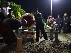 AKP Anumerta Lusiyanto dan Aipda Anumerta Petrus Dimakamkan di OKU Timur