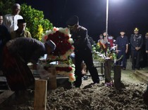 AKP Anumerta Lusiyanto dan Aipda Anumerta Petrus Dimakamkan di OKU Timur