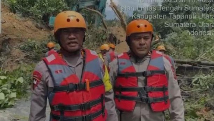 Akses jalan lintas Sumatera (Jalinsum) Tarutung-Sipirok terputus akibat longsor usai dilanda gempa. (dok. Istimewa)