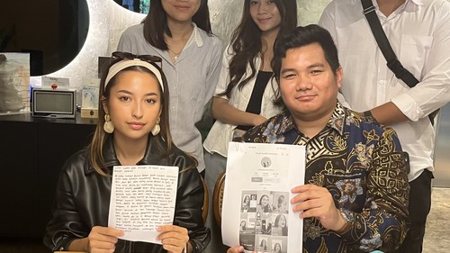 Aktris Jennifer Coppen bersama kuasa hukumnya, Riko Ardika Panjaitan, saat konferensi pers di Denpasar, Bali, Selasa (18/3/2025). (Rizki Setyo/detikBali)