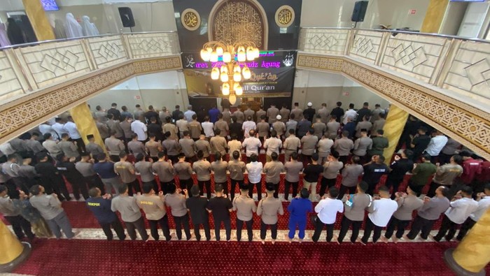 Anggota Polda Jambi melaksanakan Salat Gaib untuk mendoakan gugurnya 3 anggota Polri saat bertugas