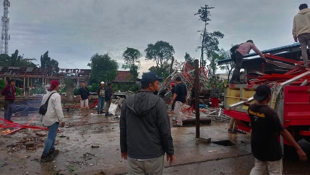 Angin puting beliung menerjang Cikarang Barat dan Tambun Selatan di Kabupaten Bekasi, Jawa Barat. Bencana alam ini menyebabkan sejumlah kerusakan. (dok Pemkab Bekasi)