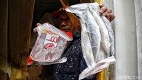 Warga bisa membeli beragam protein, beras, dan bahan pokok lainnya dengan harga yang lebih murah.  