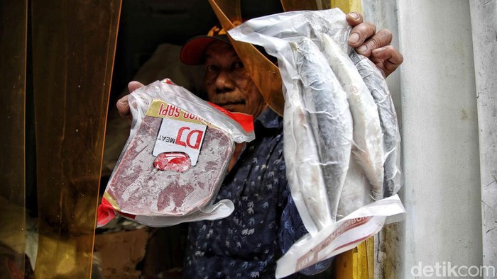 Antusias Warga Jakarta Belanja Bahan Pokok di Pasar Murah Ramadan Sejumlah warga berbelanja di pasar murah di kawasan RPTRA Biru Laut, Kelapa Gading, Jakarta Utara, Selasa (18/3/2025).