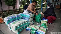 Warga berbelanja di pasar murah di kawasan RPTRA Biru Laut, Kelapa Gading, Jakarta Utara, Selasa (18/3/2025).  