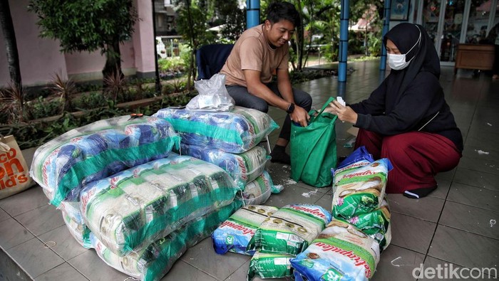 Sejumlah warga berbelanja di pasar murah di kawasan RPTRA Biru Laut, Kelapa Gading, Jakarta Utara, Selasa (18/3/2025).