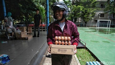 Antusias Warga Jakarta Belanja Bahan Pokok di Pasar Murah Ramadan