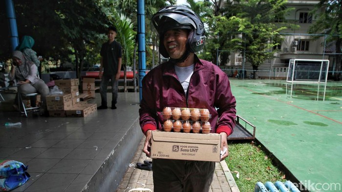 Sejumlah warga berbelanja di pasar murah di kawasan RPTRA Biru Laut, Kelapa Gading, Jakarta Utara, Selasa (18/3/2025).