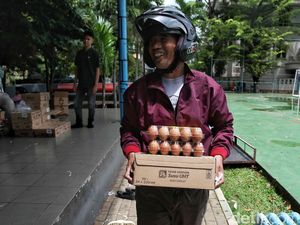 Antusias Warga Jakarta Belanja Bahan Pokok di Pasar Murah Ramadan