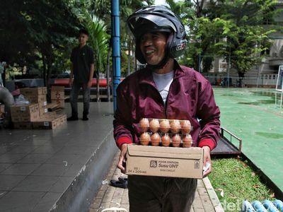 Antusias Warga Jakarta Belanja Bahan Pokok di Pasar Murah Ramadan