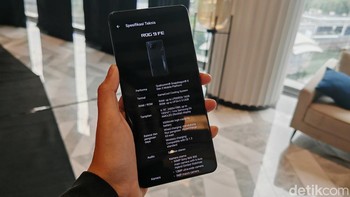 ROG Phone 9 FE memiliki spesifikasi layar yang sama seperti versi Pro-nya. Bedanya, ponsel ini diotaki chipset Snapdragon 8 Gen 3 dengan RAM 12GB dan memori internal hingga 512GB. Foto: Virgina Maulita Putri/detikINET