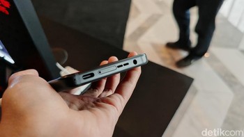 ROG Phone 9 FE juga memiliki panel AniMe dan AirTrigger. Ponsel ini (dan ROG Phone 9 Pro) masih dilengkapi headphone jack 3,5mm. Foto: Virgina Maulita Putri/detikINET