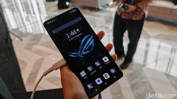 Ponsel ini hadir dengan layar LTPO AMOLED berukuran 6,78 inch dengan resolusi FHD+ dan refresh rate hingga 185Hz. Foto: Virgina Maulita Putri/detikINET