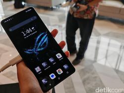 Menggenggam Ponsel Gaming Gahar Asus ROG Phone 9 Series
