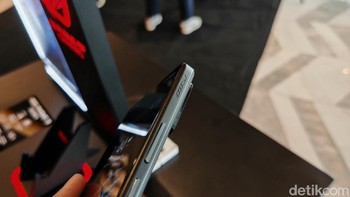 Di sisi kanan ponsel terdapat AirTrigger di bagian atas dan bawah untuk mendukung pengalaman gaming. AirTrigger ini juga dapat dipakai sebagai tombol shutter kamera. Foto: Virgina Maulita Putri/detikINET