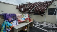 Atap dari tiga kelas di lantai dua ini rusak berat diantaranya ruang Laboratorium Asesmen Nasional Komputer (ANBK), ruang kelas 6A dan ruang kelas 6B.