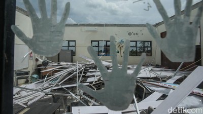 Atap Sekolah SD di Cikarang Rusak Parah Diterjang Angin Puting Beliung