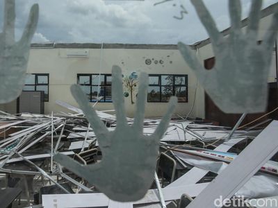 Atap Sekolah SD di Cikarang Rusak Parah Diterjang Angin Puting Beliung