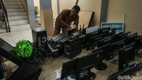 Bukan hanya atap, aset-aset sekolah pun turut terdampak seperti komputer all-in-one 14 unit, komputer 2 unit, laptop 1 unit, drum band 2 set, dan layar infocus 1 unit, televisi 1 unit, lemari besi 1 unit, AC 2 Pk 1 unit, meja komputer 25, kursi komputer 25, rak buku 1 unit dan kursi bangku siswa 60 set. Seluruh aset ini berada di ruang laboratorium.