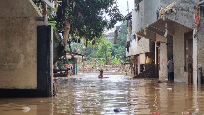 Banjir di Pejaten Timur, Ketinggian Air Capai 1,5 Meter