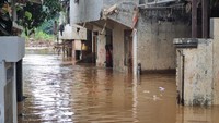 Ketinggian genangan air di Pejaten Timur masih sekitar 1,5 meter. Sejumlah rumah tinggal di sekitar empat RT terendam air banjir. (Foto: Taufiq Syarifudin/detikcom)