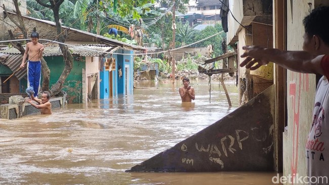 Ciliwung Meluap: Banjir Kembali Menyergap, Warga Megap-megap